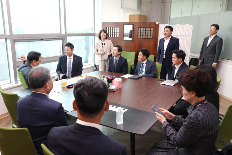 경기도의회 김진경의장 경기도지사 경기도교육감 청소원 대기실 방문_3