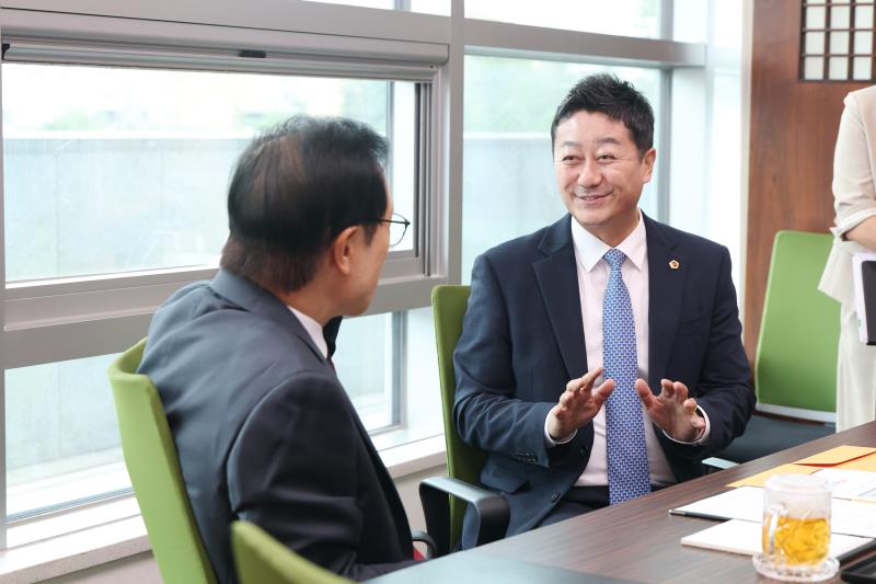 경기도의회 김진경의장 경기도지사 경기도교육감 청소원 대기실 방문_5