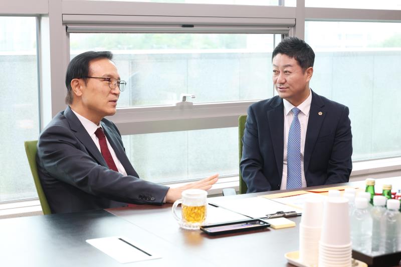 경기도의회 김진경의장 경기도지사 경기도교육감 청소원 대기실 방문_7