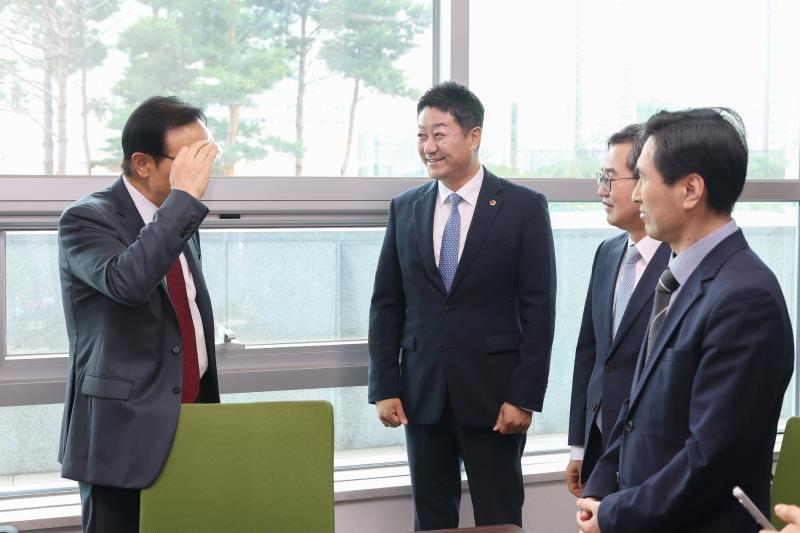 경기도의회 김진경의장 경기도지사 경기도교육감 청소원 대기실 방문_8
