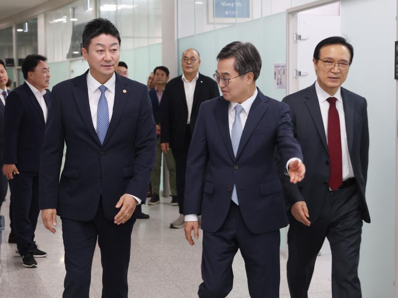 경기도의회 김진경의장 경기도지사 경기도교육감 청소원 대기실 방문_9