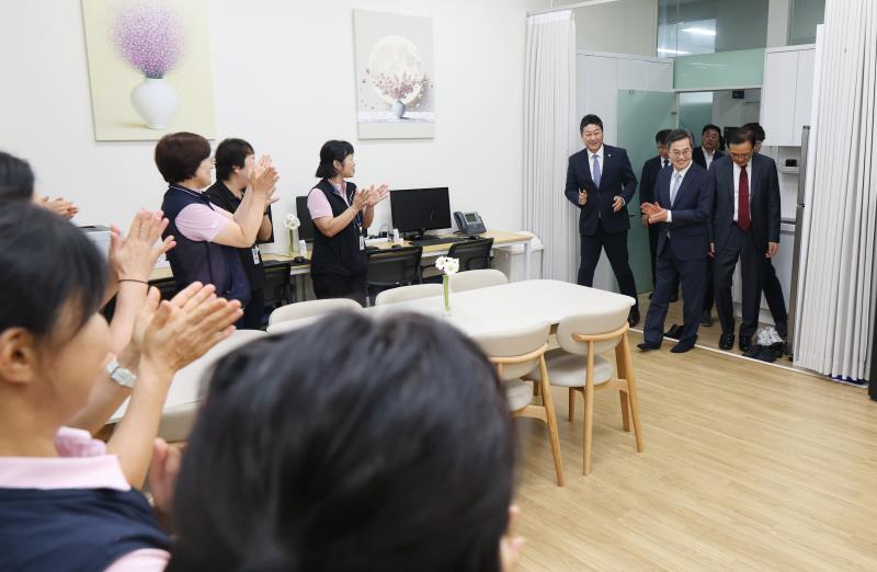 경기도의회 김진경의장 경기도지사 경기도교육감 청소원 대기실 방문_10