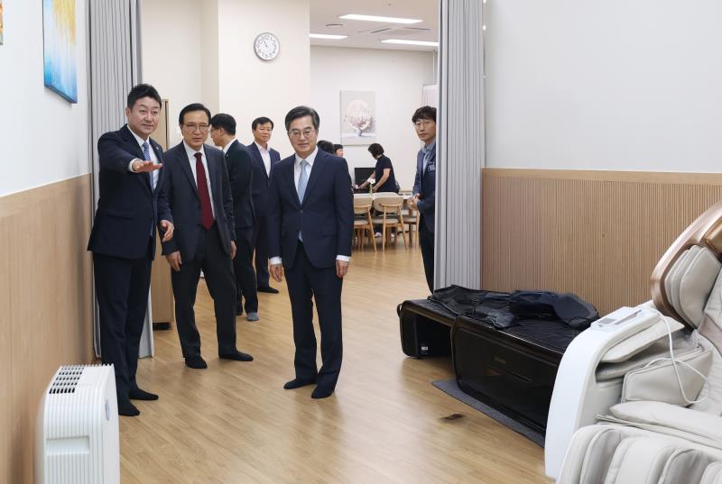 경기도의회 김진경의장 경기도지사 경기도교육감 청소원 대기실 방문