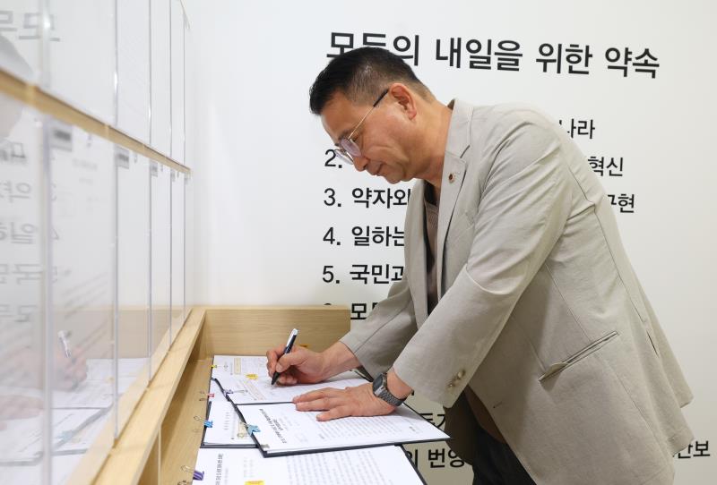 경기도의회 국민의힘 대표단 조례서명대 시연회_5