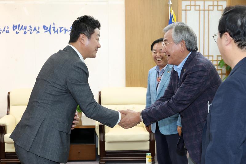 경기도의회 의정정책추진단 단장 위촉장 수여식_2