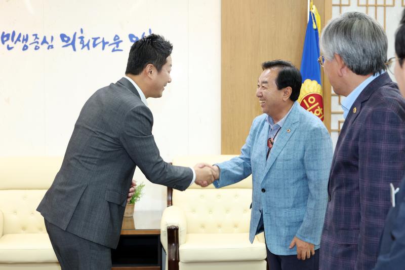 경기도의회 의정정책추진단 단장 위촉장 수여식_3