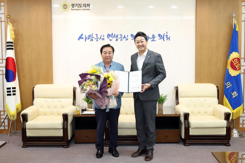 경기도의회 의정정책추진단 단장 위촉장 수여식_4