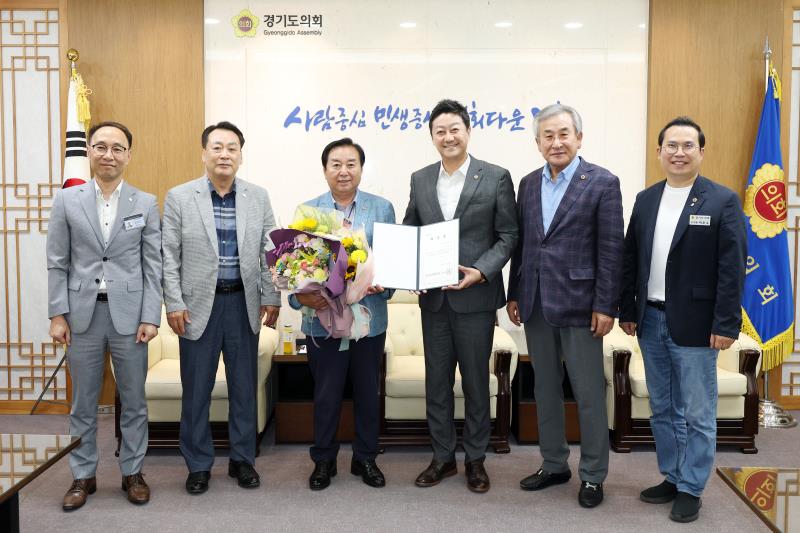 경기도의회 의정정책추진단 단장 위촉장 수여식_5