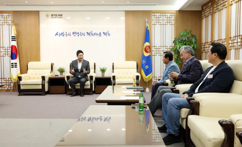 경기도의회 의정정책추진단 단장 위촉장 수여식_8