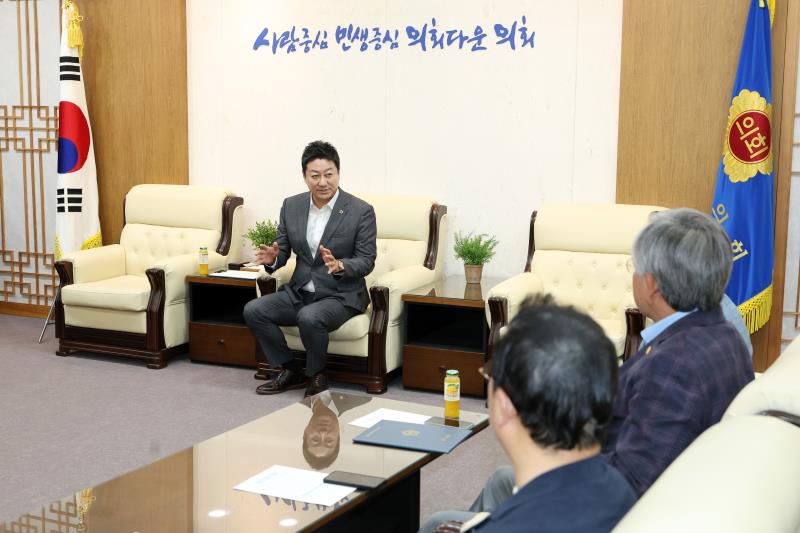 경기도의회 의정정책추진단 단장 위촉장 수여식_9