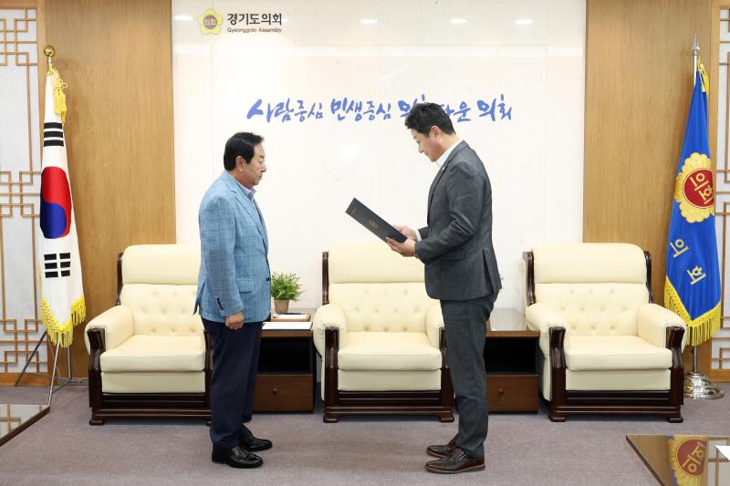 경기도의회 의정정책추진단 단장 위촉장 수여식_3