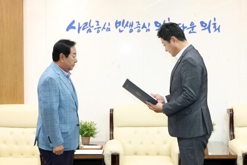 경기도의회 의정정책추진단 단장 위촉장 수여식_4