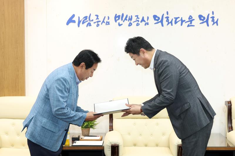 경기도의회 의정정책추진단 단장 위촉장 수여식_5