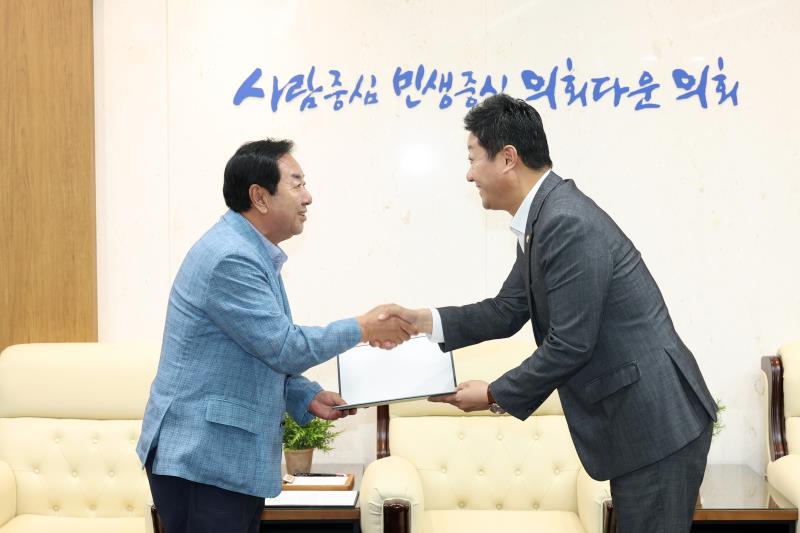 경기도의회 의정정책추진단 단장 위촉장 수여식_6
