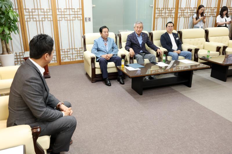 경기도의회 의정정책추진단 단장 위촉장 수여식_7