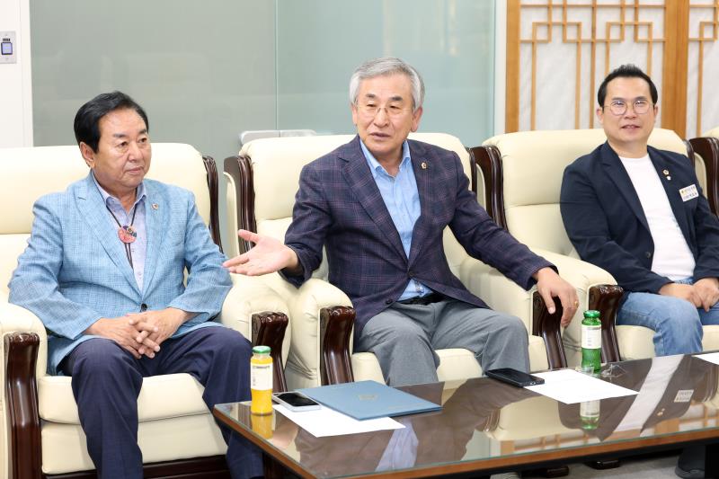 경기도의회 의정정책추진단 단장 위촉장 수여식_9