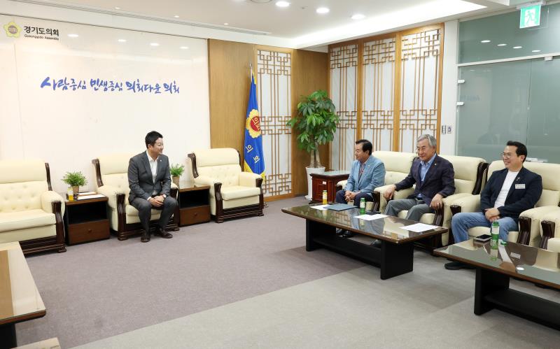 경기도의회 의정정책추진단 단장 위촉장 수여식_3