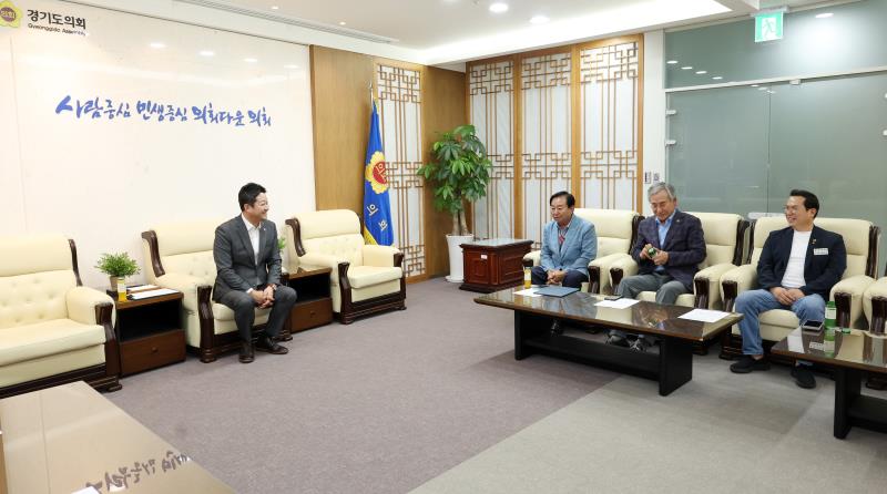 경기도의회 의정정책추진단 단장 위촉장 수여식_4