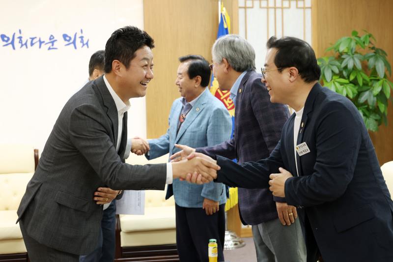경기도의회 의정정책추진단 단장 위촉장 수여식_7