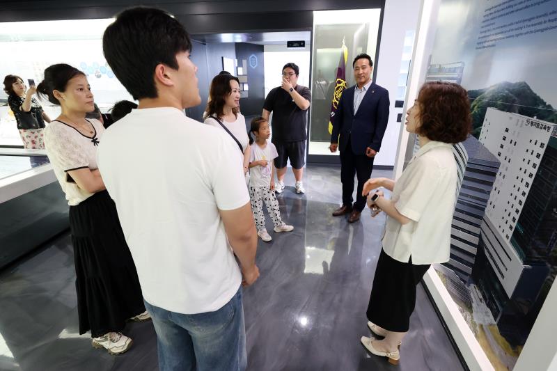 중국 웨이하이 천화미술관 연수단 경기도의회 방문_4