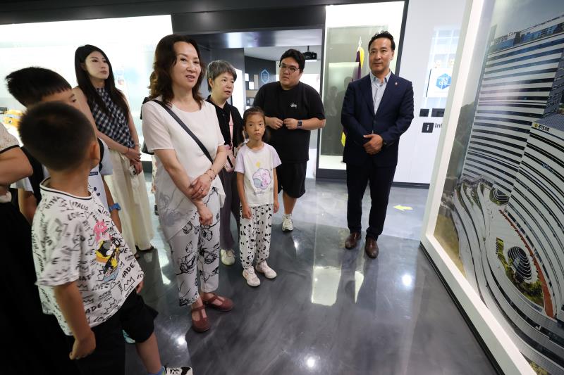 중국 웨이하이 천화미술관 연수단 경기도의회 방문_8