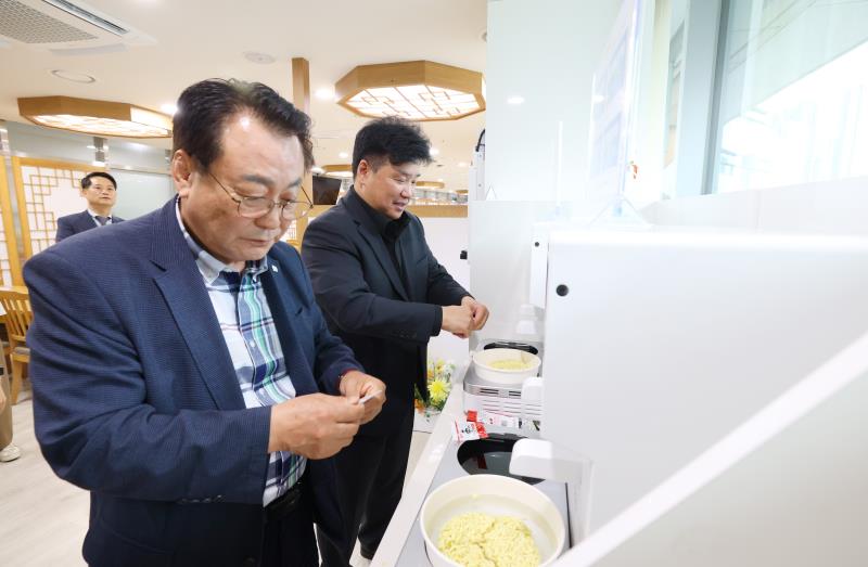 양우식 의회운영위원장 라면조리코너 시식회_5