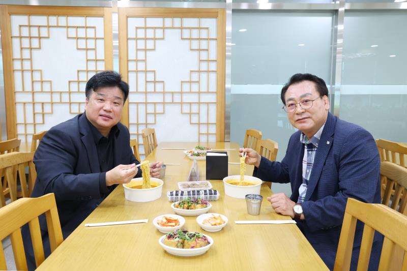 양우식 의회운영위원장 라면조리코너 시식회