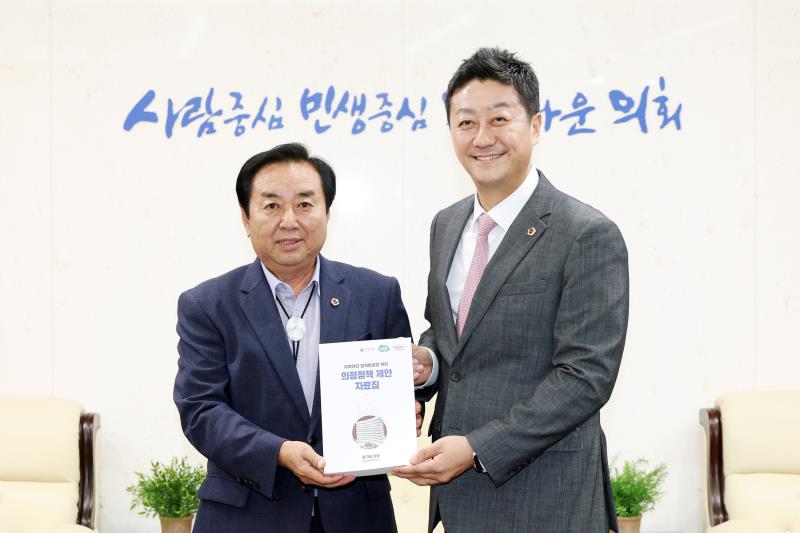 의정정책추진단 정책제안 자료집 전달식_3