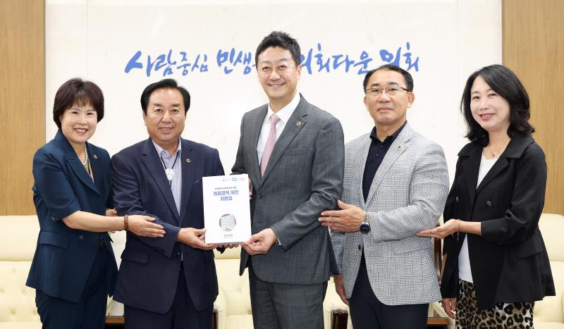 의정정책추진단 정책제안 자료집 전달식_6