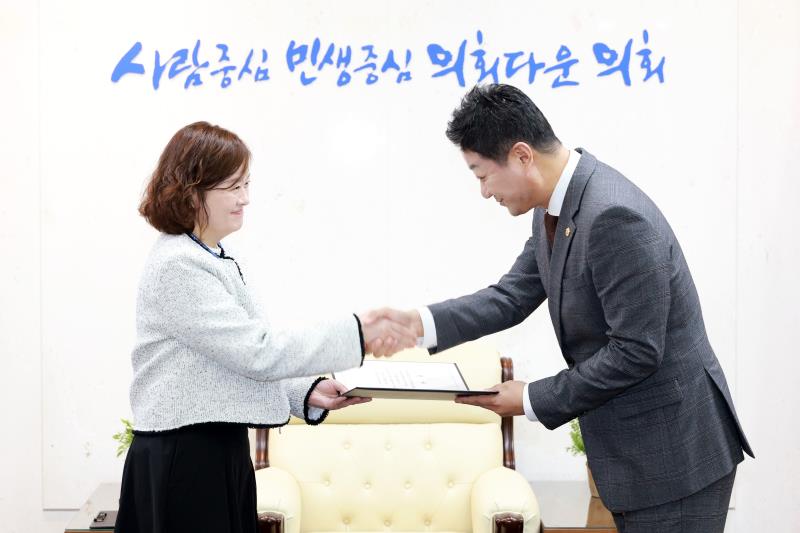 의회사무처 사무관 사령장 교부_3