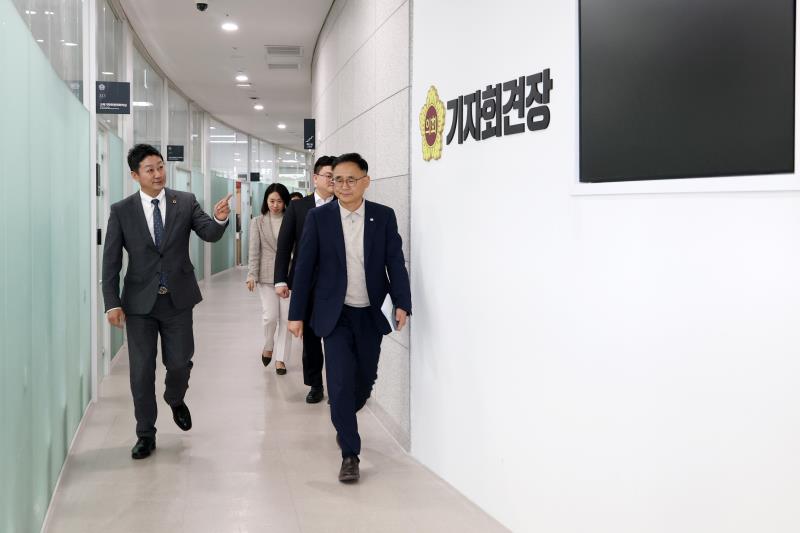 김진경 의장 기자회견장 현장 확인_2