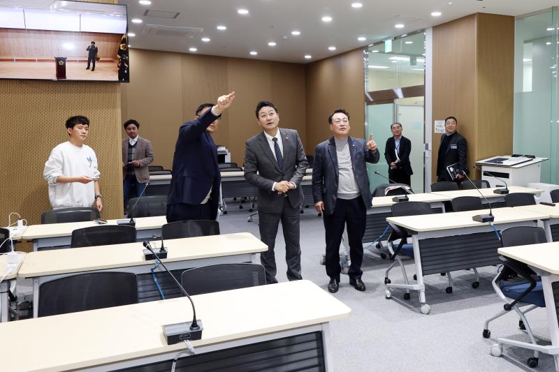 김진경 의장 기자회견장 현장 확인_4