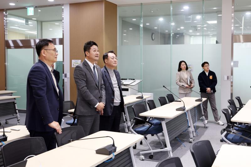 김진경 의장 기자회견장 현장 확인_5