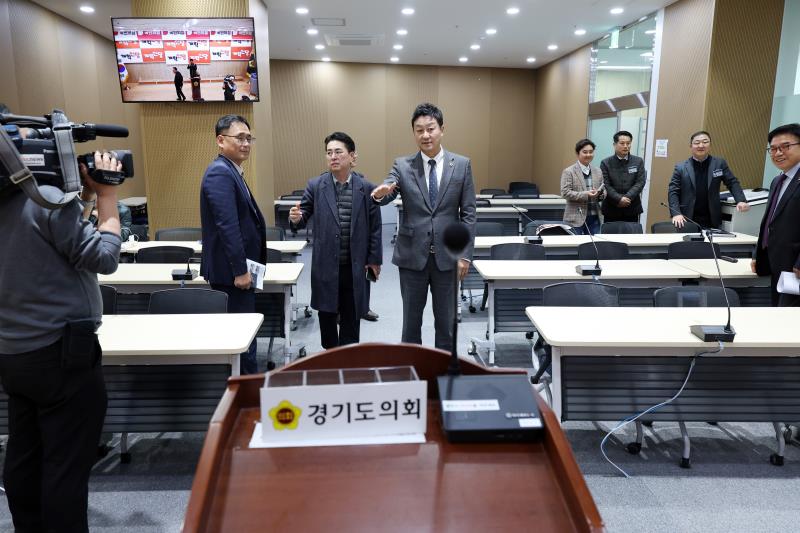 김진경 의장 기자회견장 현장 확인_10