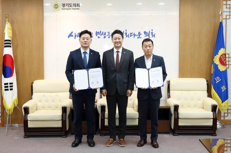 더불어민주당 최종현 대표의원, 국민의힘 이용호 부대표 의회 정상화 합의문 발표_5