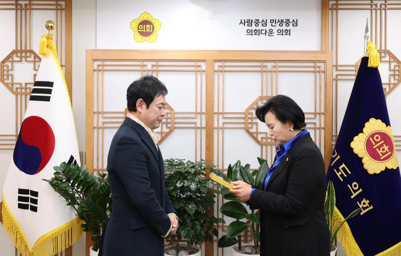 유승민 경기도의회 홍보대사 정윤경 부의장님 집무실 방문_2