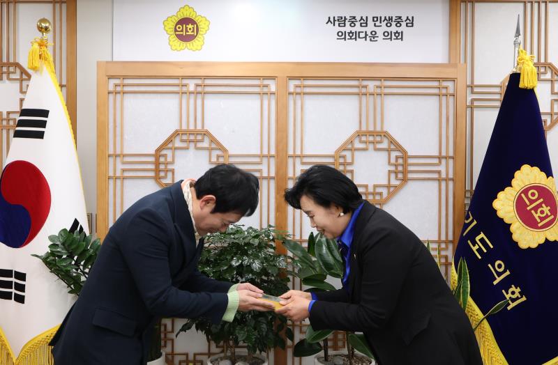 유승민 경기도의회 홍보대사 정윤경 부의장님 집무실 방문_3