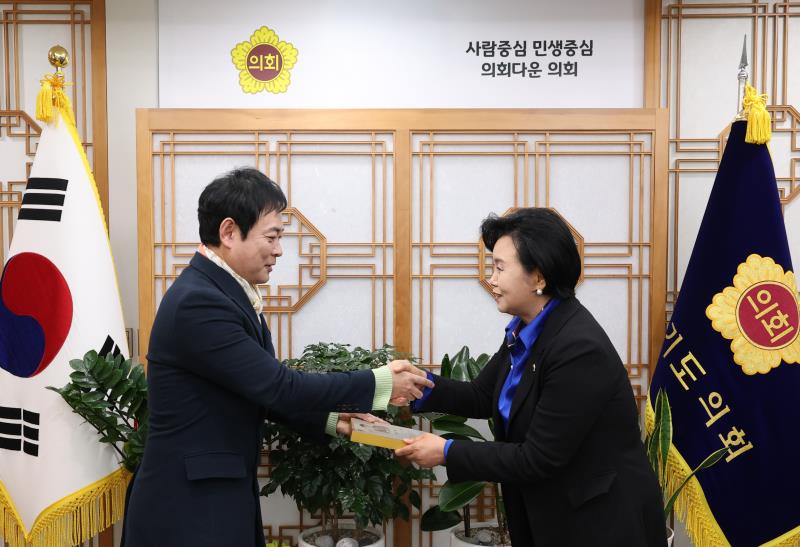 유승민 경기도의회 홍보대사 정윤경 부의장님 집무실 방문_4