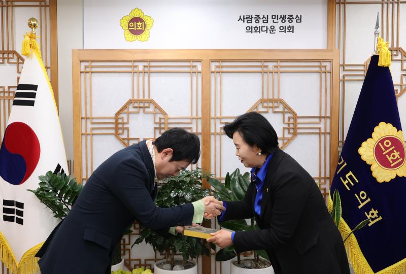 유승민 경기도의회 홍보대사 정윤경 부의장님 집무실 방문_5