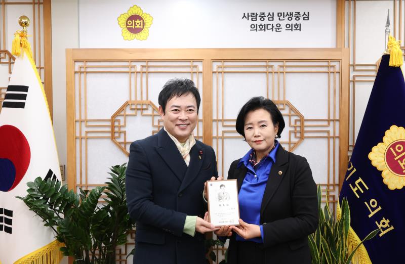 유승민 경기도의회 홍보대사 정윤경 부의장님 집무실 방문_8