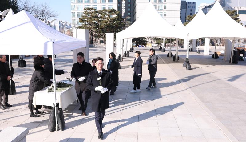 더불어민주당 교섭단체 의원 현충탑 참배_9