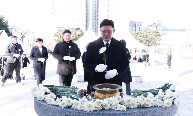 더불어민주당 교섭단체 의원 현충탑 참배_10