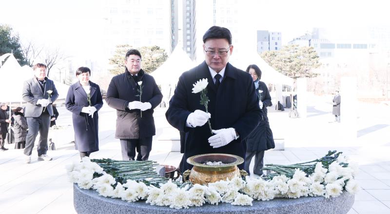 더불어민주당 교섭단체 의원 현충탑 참배