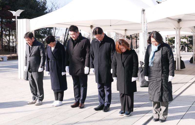 더불어민주당 교섭단체 의원 현충탑 참배_4