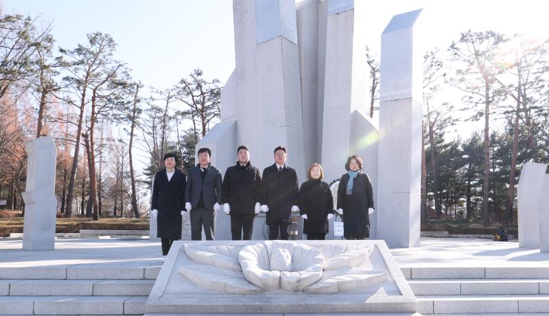 더불어민주당 교섭단체 의원 현충탑 참배_9