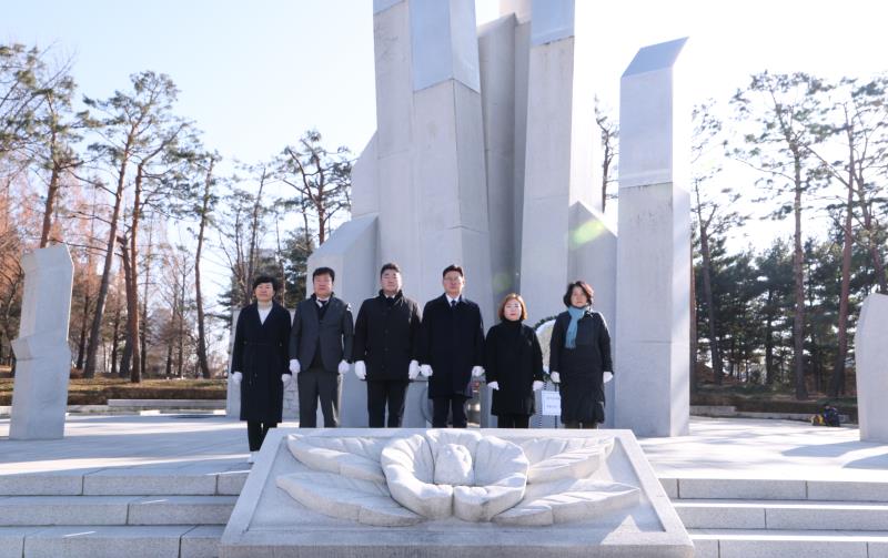 더불어민주당 교섭단체 의원 현충탑 참배_10