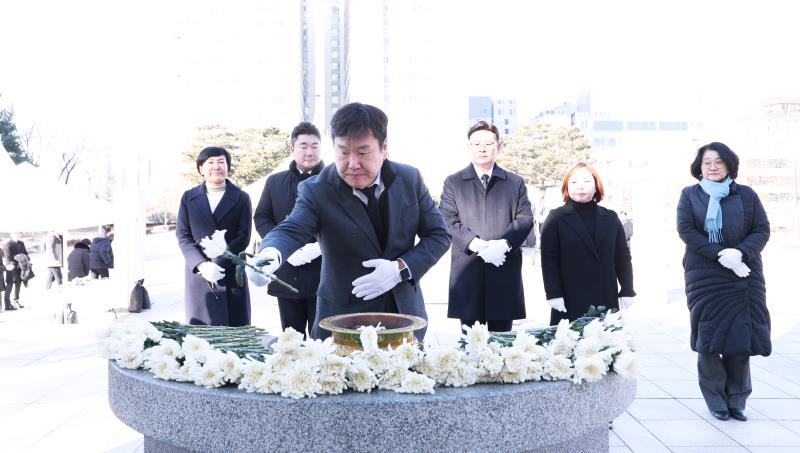 더불어민주당 교섭단체 의원 현충탑 참배