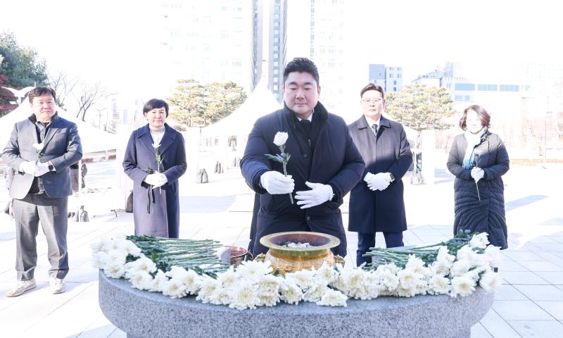 더불어민주당 교섭단체 의원 현충탑 참배_9