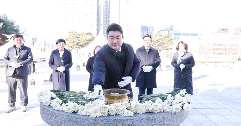 더불어민주당 교섭단체 의원 현충탑 참배