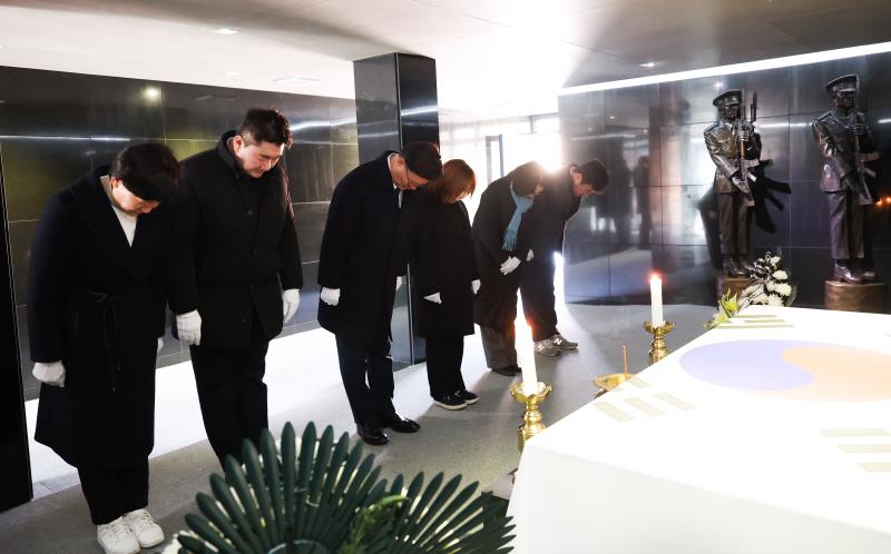 더불어민주당 교섭단체 의원 현충탑 참배_10